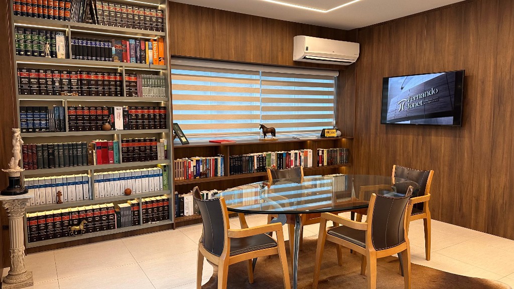 Sala de reuniões com biblioteca jurídica