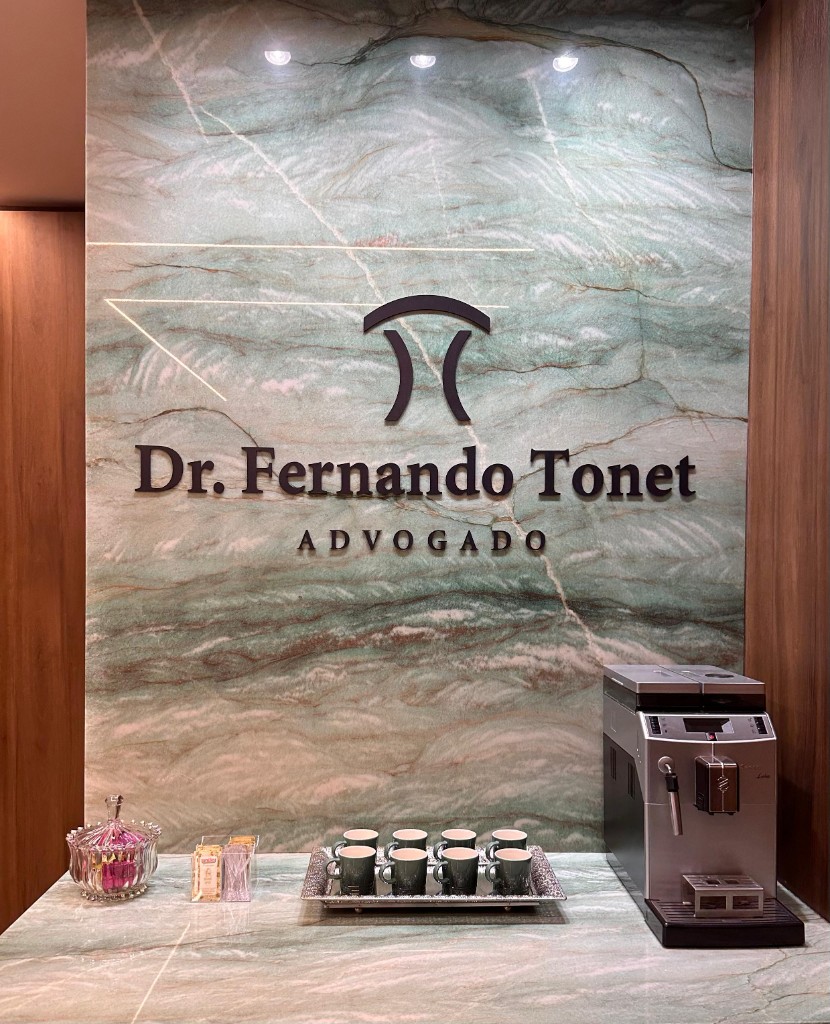 Recepção com mármore verde e área de café